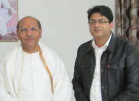 Dr Navdeep Sharma with Sh. Sudhanshu Ji Maharaj, a Global spiritual leader, motivational guru & the founder of Vishwa Jagriti Mission